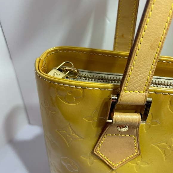 Louis Vuitton Houston in Vernis Yellow comes with dust bag. - Picture 4 of 11